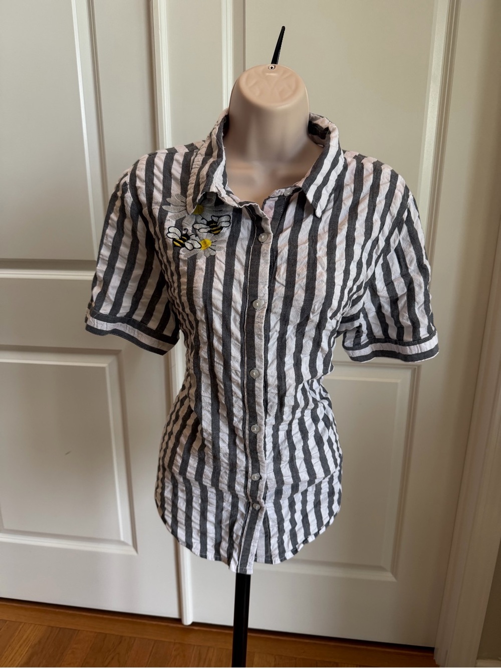 Casual Short-Sleeve Button-Down Shirt - Black & White Stripe